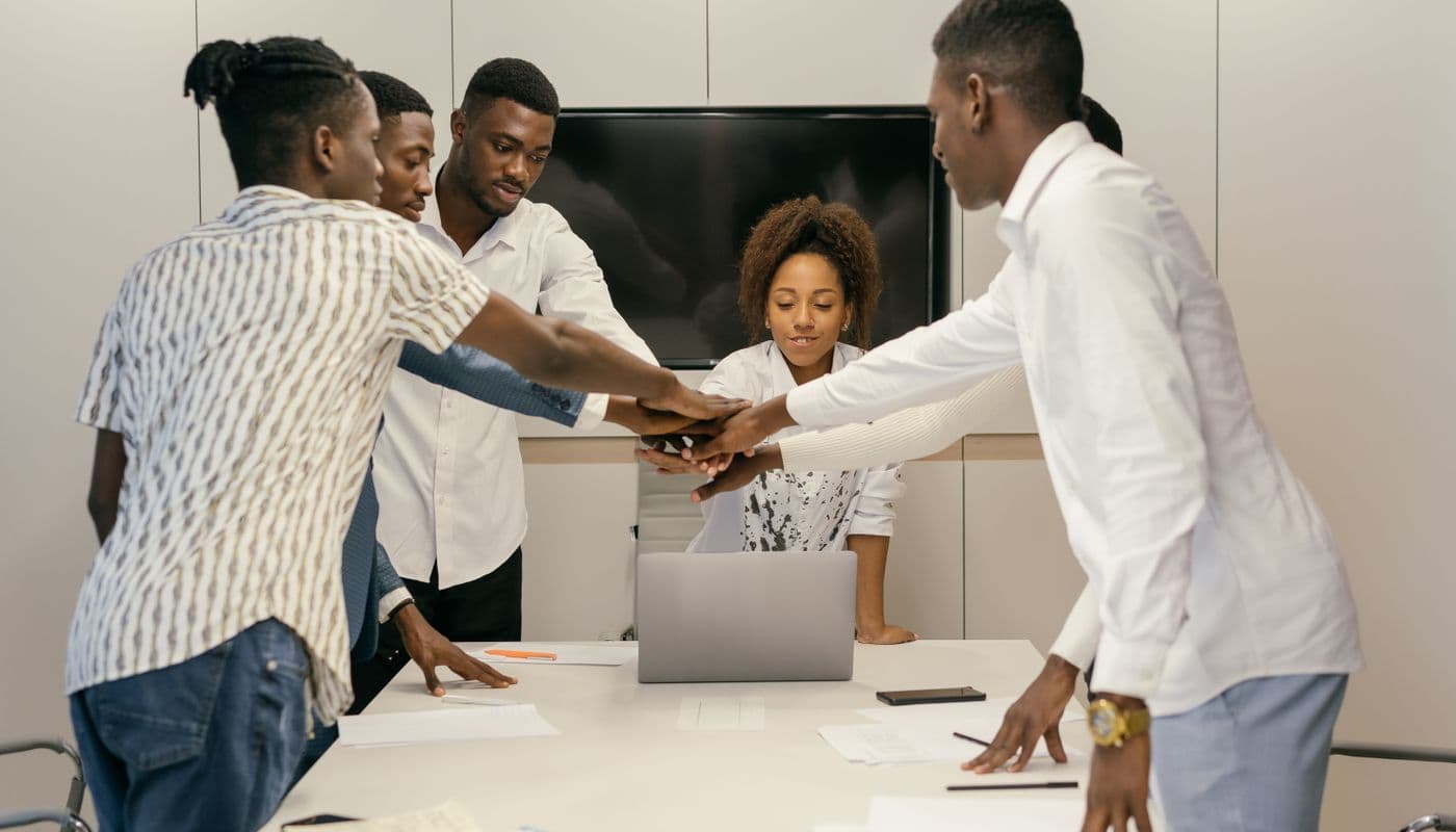 Une équipe réunie autour d’une table de réunion dans un bureau